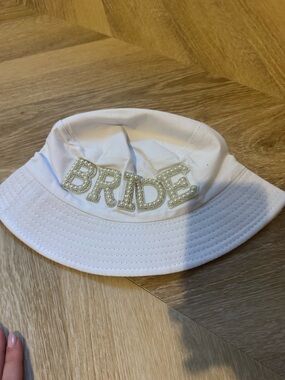 White 'BRIDE' Pearl Letter Bucket Hat